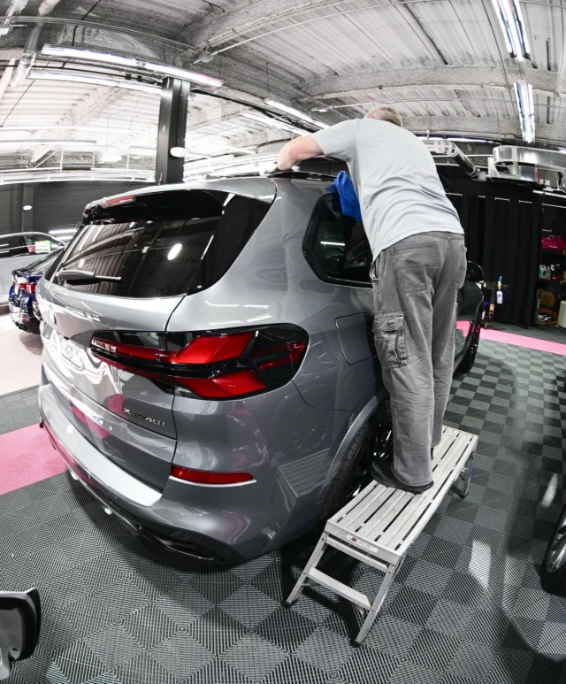 Everyone wants the glossy after shot.
This is the “wipe every edge you forgot existed” shot.
Still counts.#paintprotectionfilm #ppf #ceramiccoating #paintcorrection #apexnc